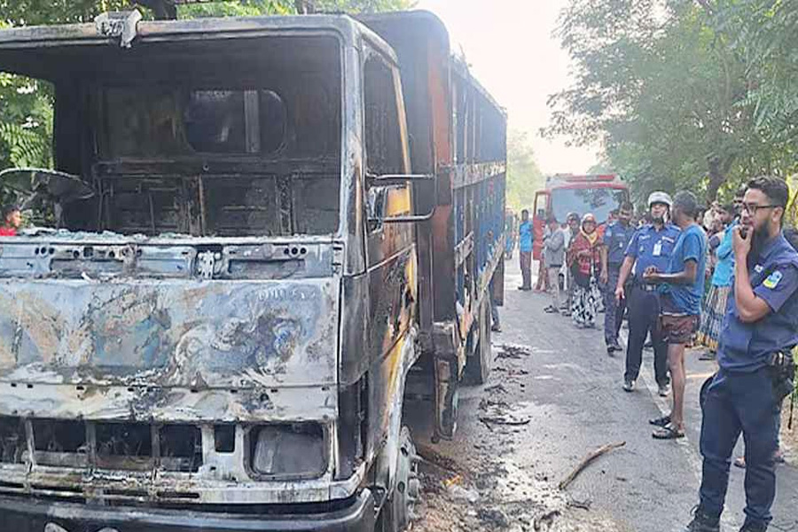 পদ্মা সেতুর সামনে এক্সপ্রেসওয়ে অবরোধ, ট্রাক-বাসে আগুন