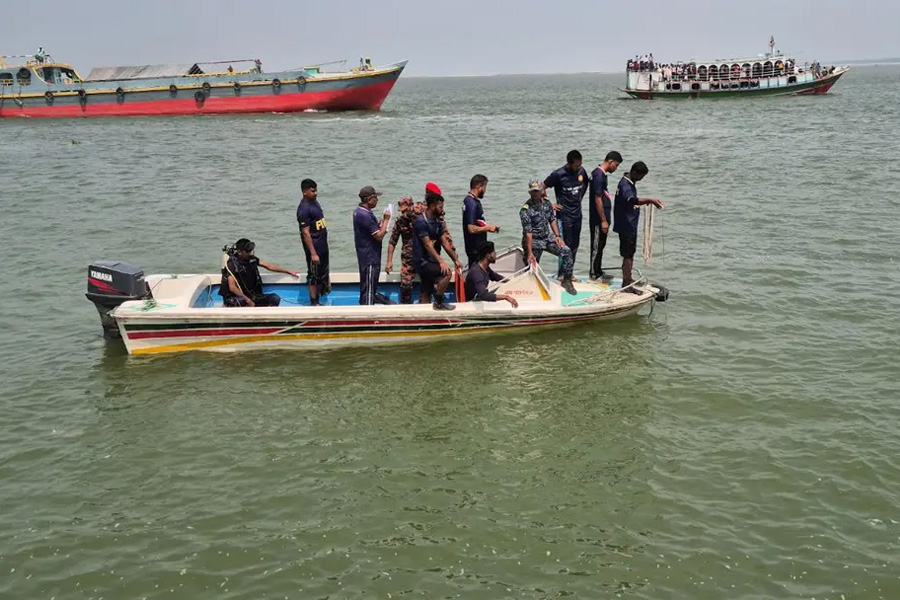 দৌলতদিয়ায় পদ্মা নদীতে পঞ্চম দিনের উদ্ধার অভিযান
