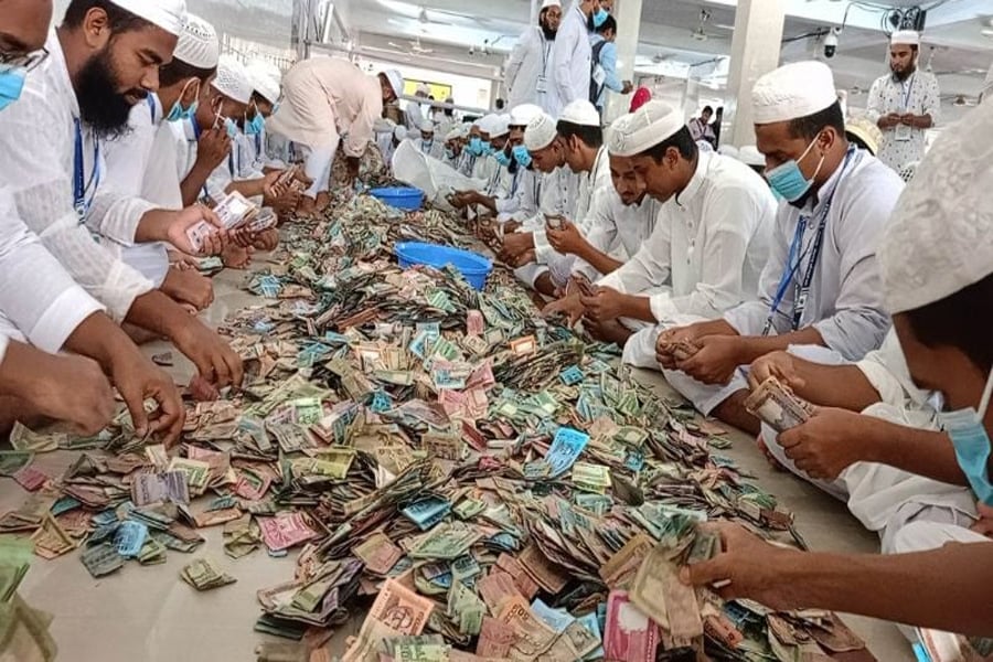 কঠোর নিরাপত্তার মধ্য দিয়ে চলছে পাগলা মসজিদের দান গণনার কার্যক্রম। ছবি: সংগৃহীত