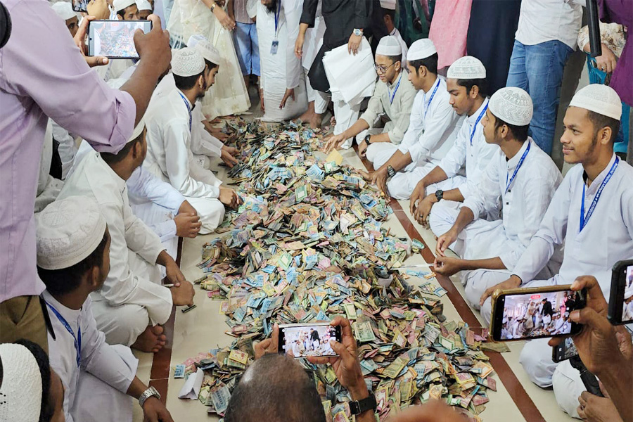 পাগলা মসজিদের দানবাক্সের ৩২ বস্তা টাকার গণনা চলছে