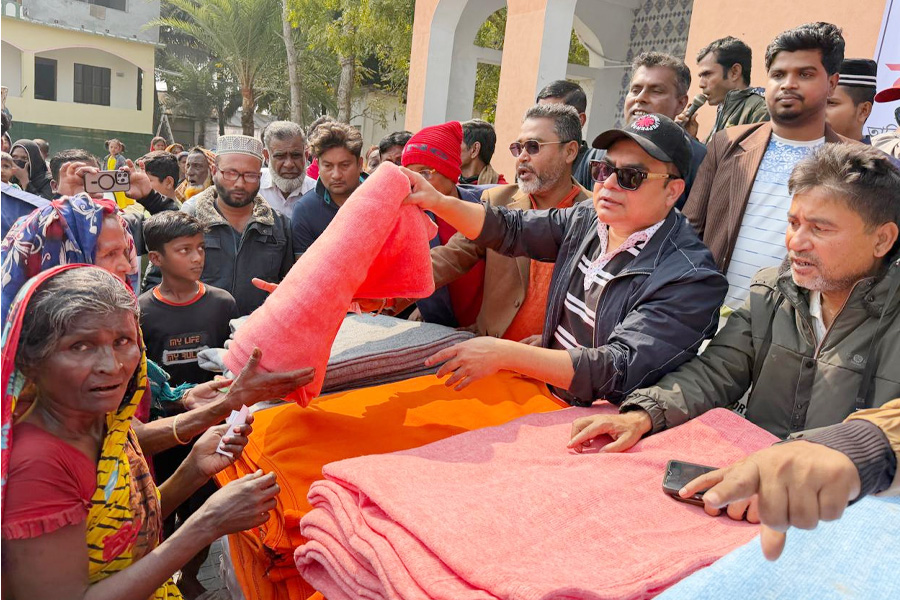 দুস্থদের মাঝে কম্বল বিতরণ করলেন বাসস চেয়ারম্যান