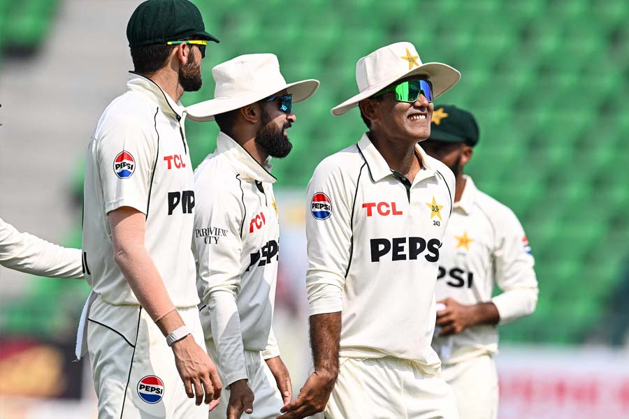 পাকিস্তানের বোলিং দাপট, প্রথম টেস্টে বড় জয়