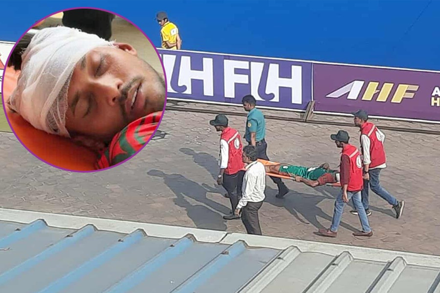 পাকিস্তান ম্যাচে মাথায় আঘাত পেয়ে হাসপাতালে রোমান