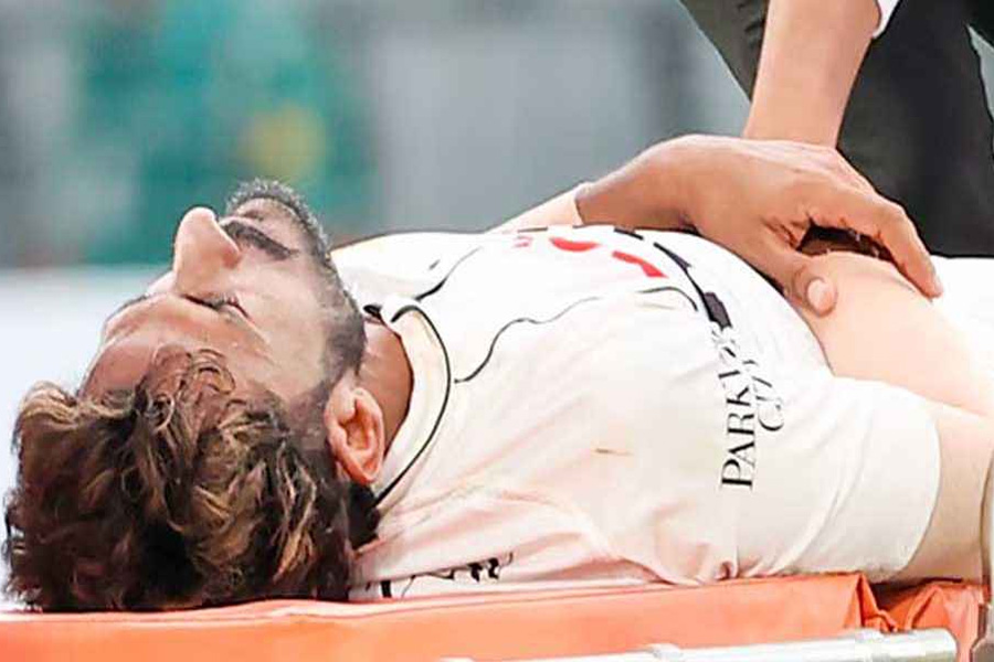 মাথায় আঘাত পেয়ে স্ট্রেচারে মাঠ ছাড়লেন হাসান আলি