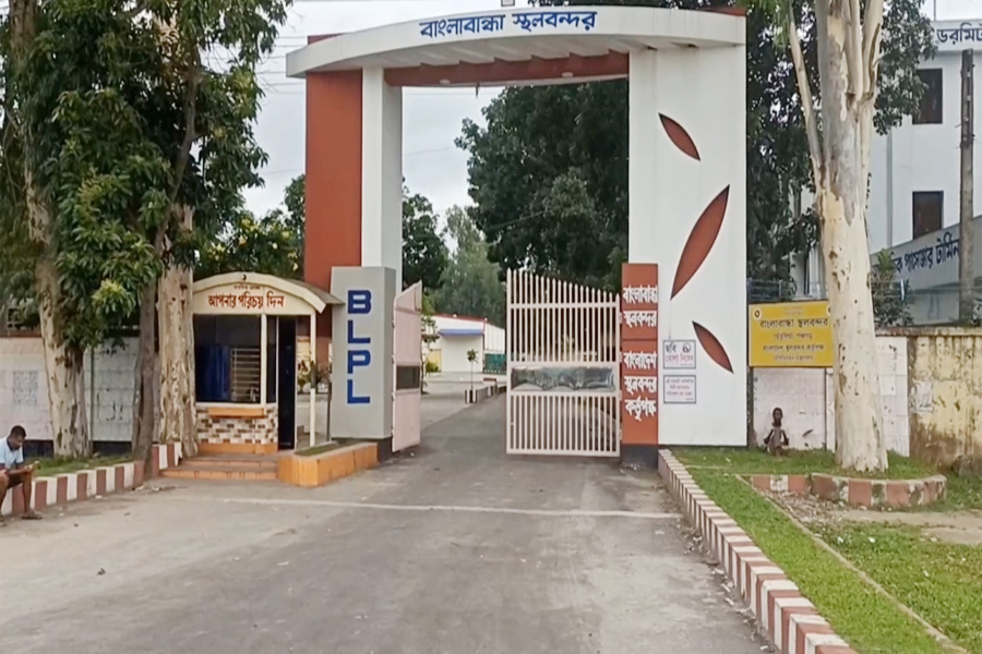 ৪ দিন বন্ধ বাংলাবান্ধা স্থলবন্দর কার্যক্রম