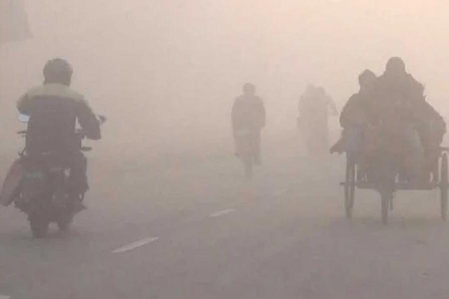 ঘন কুয়াশা ও কনকনে শীতে বিপর্যস্ত পঞ্চগড়ের জনজীবন