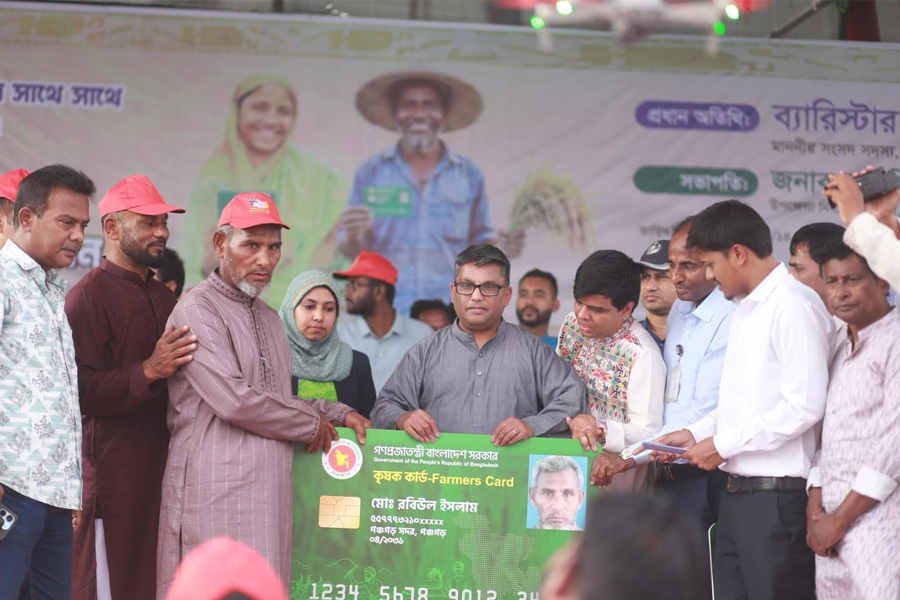 পঞ্চগড়ে কৃষকদের হাতে কৃষক কার্ড বিতরণ কর্মসূচির উদ্বোধন