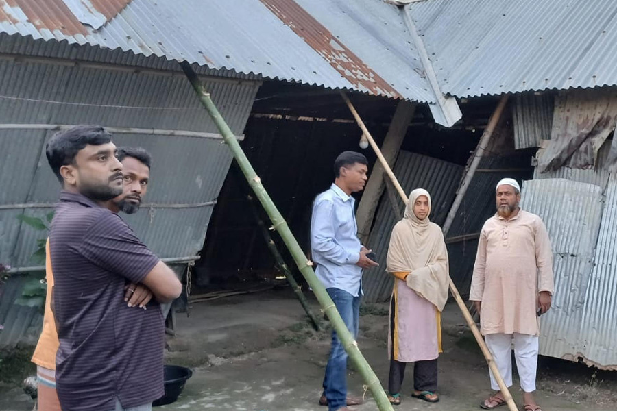 নববর্ষে ঝড়-শিলাবৃষ্টিতে ক্ষতিগ্রস্ত পরিবারকে সহায়তা দিলেন মামুন