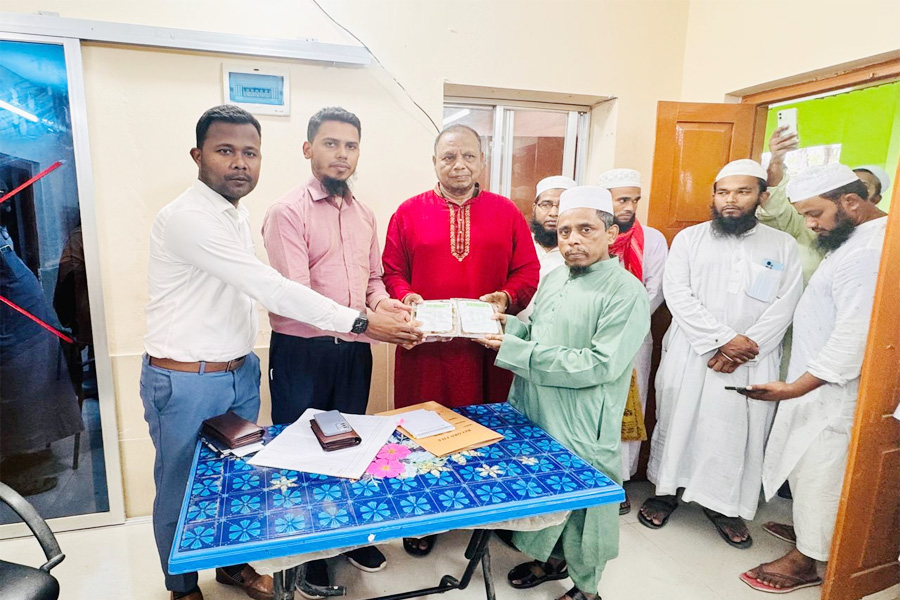 পাংশায় ৮৪ মাদ্রাসা ও এতিমখানায় উপহারের খেজুর বিতরণ