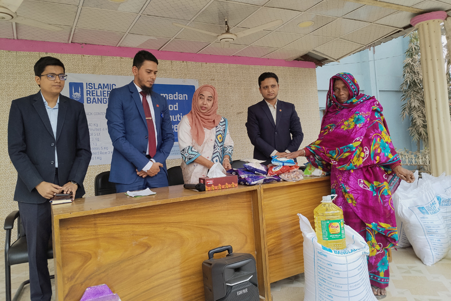 পাংশায় রমজানে দুস্থ ও এতিমদের মাঝে খাদ্য সামগ্রী বিতরণ