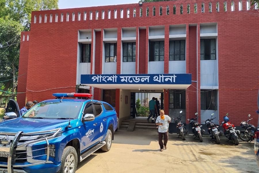 পাংশায় পুলিশের ওপর সন্ত্রাসী হামলায় আহত ২