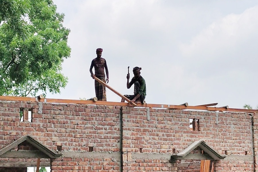 পাংশায় ১৪৪ ধারা অমান্য করে বসতঘর নির্মাণের অভিযোগ