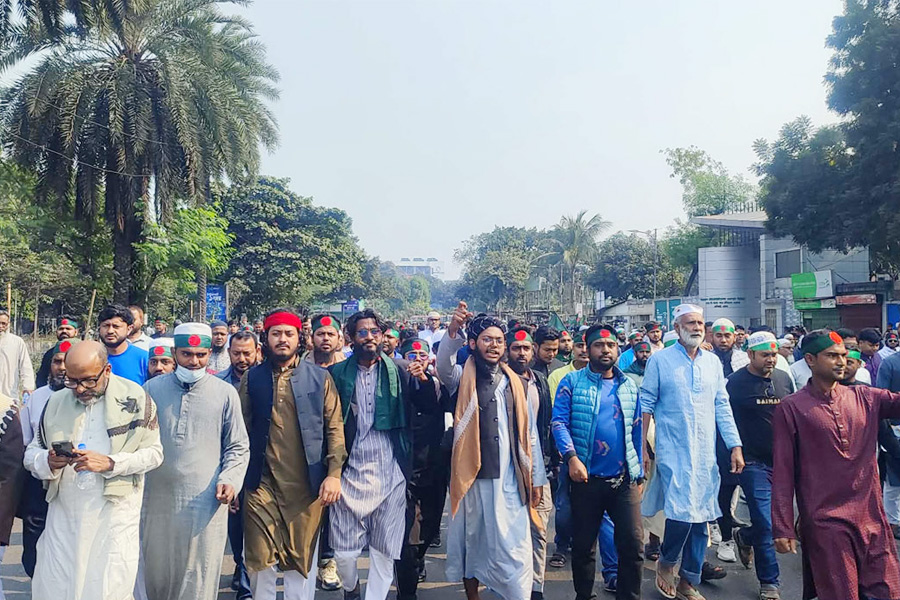 স্লোগানে প্রকম্পিত সংসদ ভবনের দক্ষিণ প্লাজা