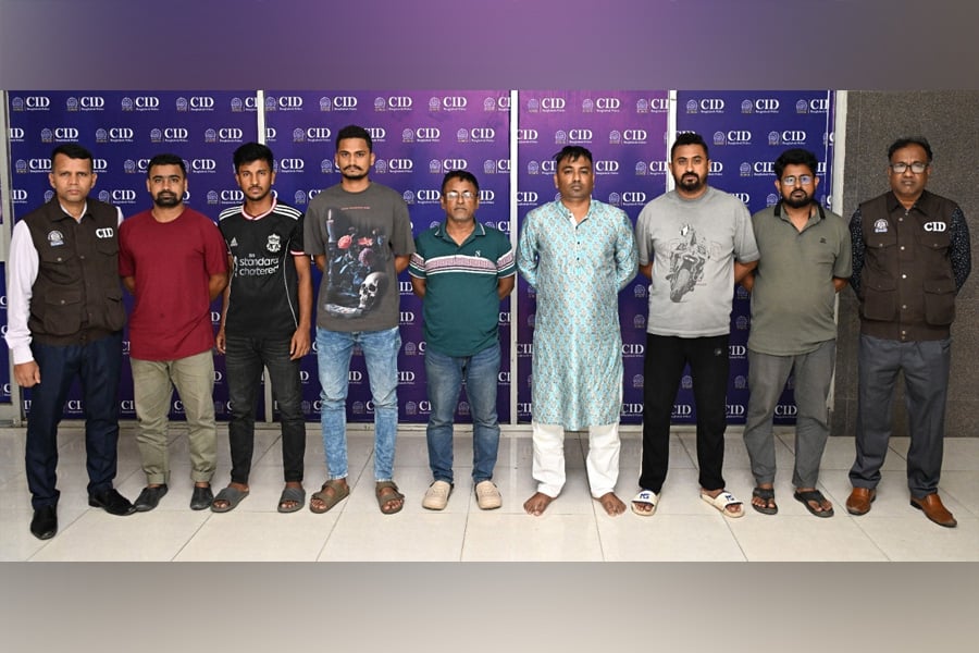 রাজধানীর গুলশানে অভিযান চালিয়ে মানবপাচার ও ভিসা জালিয়াতির অভিযোগে গ্রেফতার সাত সদস্যের চক্রের কাছ থেকে উদ্ধার করা আলামত। ছবি: সংগৃহীত