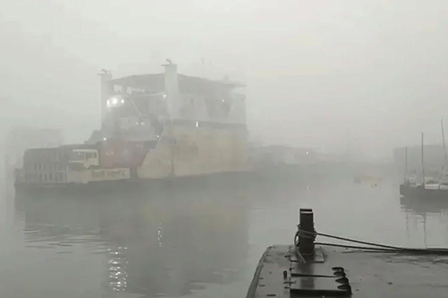 ঘন কুয়াশায় পাটুরিয়া-দৌলতদিয়া ফেরি চলাচল বন্ধ