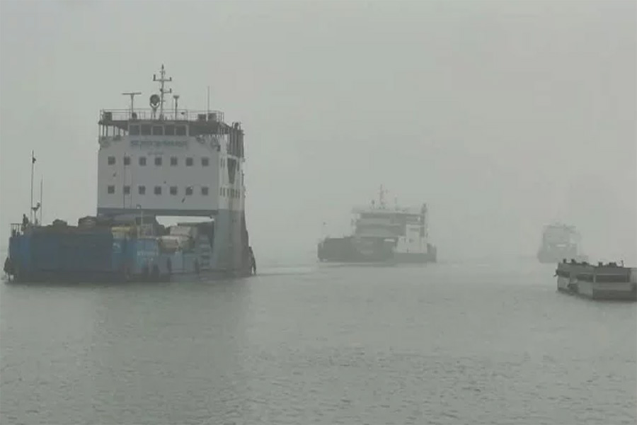 ঝড়ো হাওয়ায় পাটুরিয়া-দৌলতদিয়ায় নৌযান চলাচল বন্ধ