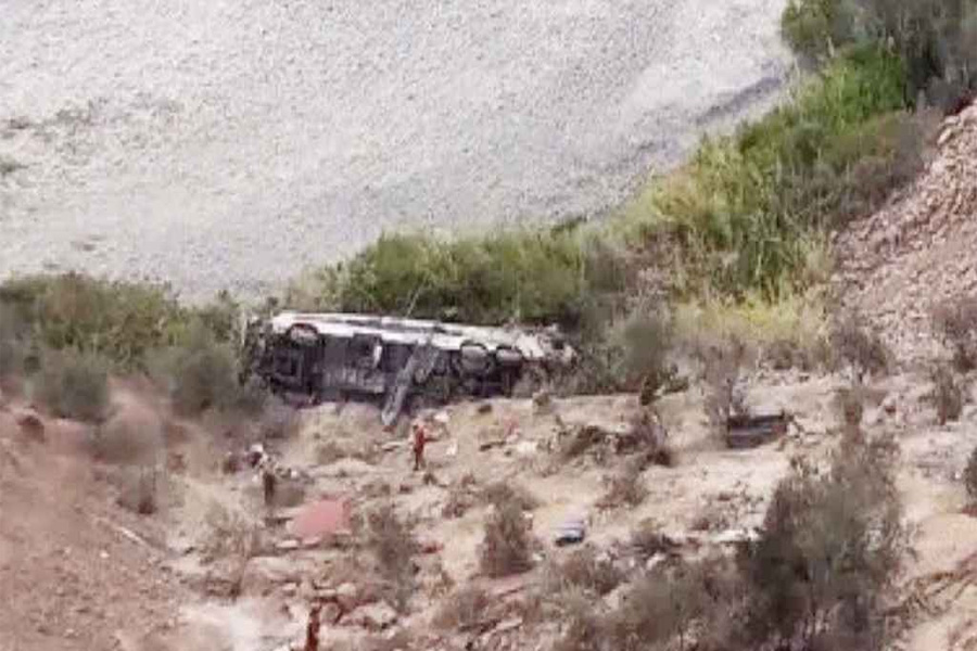 পেরুতে বাস খাদে পড়ে মৃত্যু ৩৭