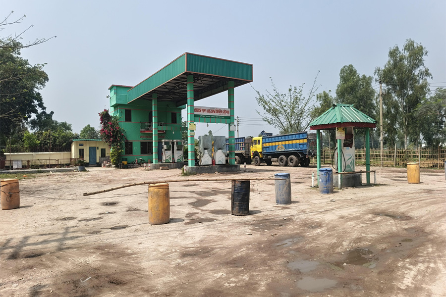 মাতৃদুগ্ধ পান কেন্দ্রের সামনে ময়লা আবর্জনা