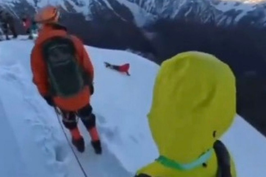 ছবি তুলতে গিয়ে পর্বতারোহীর মৃত্যু