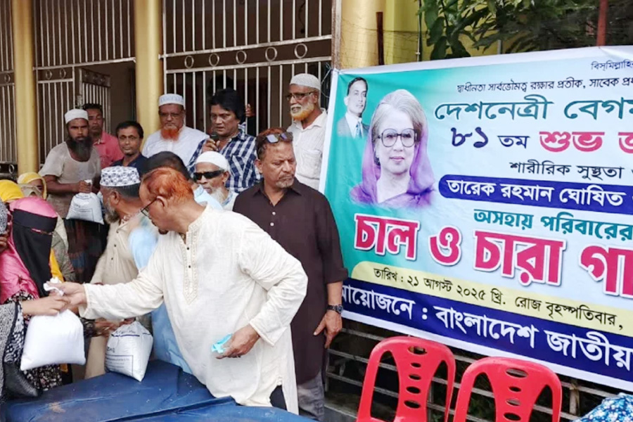 পিরোজপুরে ২ শতাধিক পরিবারের মাঝে বিএনপির চাল ও চারা বিতরণ