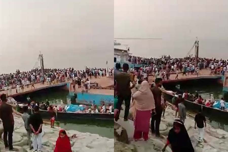 ফেরিতে উঠতে গিয়ে পদ্মায় যাত্রীবাহী বাস, বহু হতাহতের আশঙ্কা