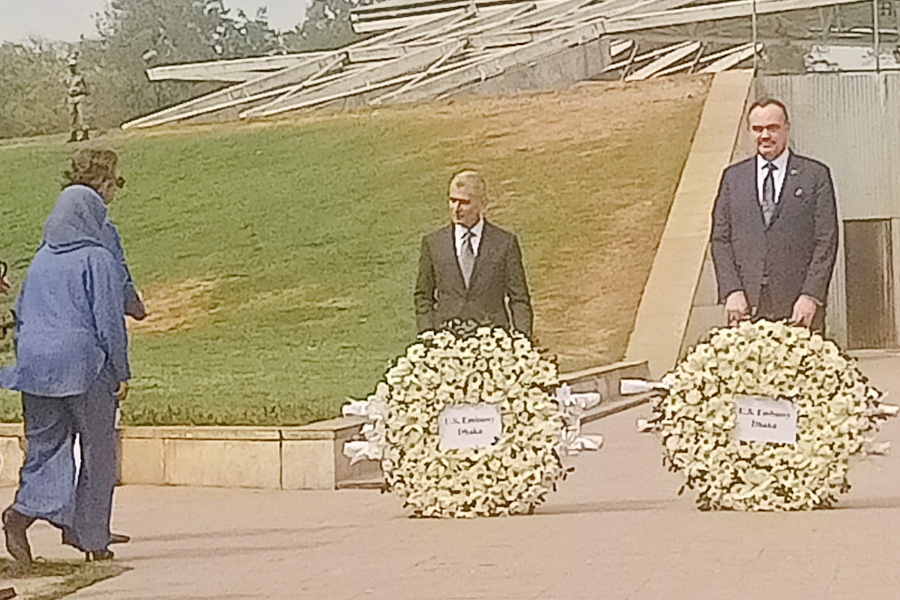 জিয়াউর রহমান ও খালেদা জিয়ার সমাধিতে মার্কিন মন্ত্রীর শ্রদ্ধা নিবেদন