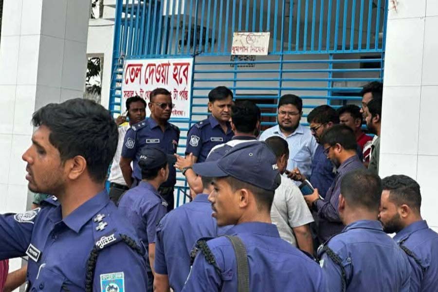 তেল নিতে গিয়ে রক্তক্ষয়ী সংঘর্ষ: ছুরিকাঘাতে আহত ৩