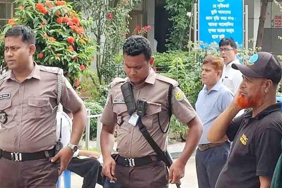 রাজধানীর একটি এইচএসসি পরীক্ষাকেন্দ্রে দায়িত্ব পালনরত পুলিশ সদস্যের শরীরে বডি ওয়ার্ন ক্যামেরা। ছবি: সংগৃহীত