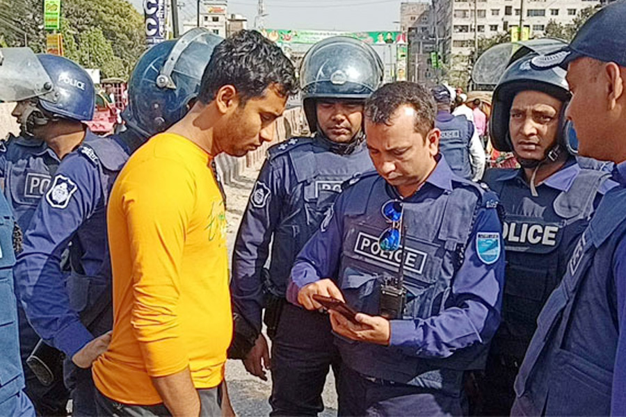 নগরজুড়ে নিরাপত্তা জোরদার, মোড়ে মোড়ে পুলিশের তল্লাশি