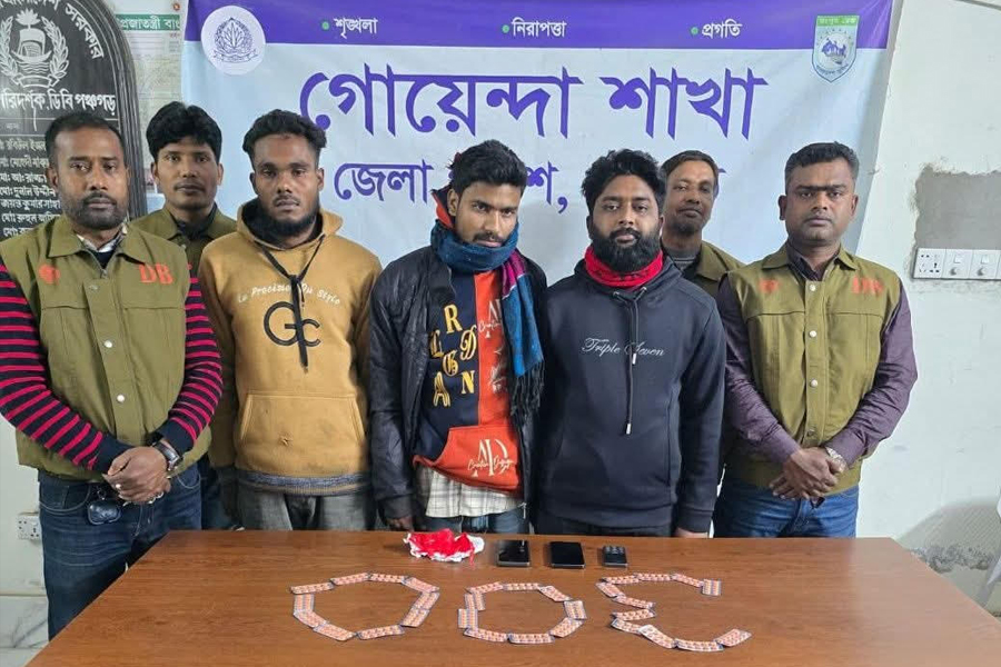 ৩’শ পিস ট্যাপেন্টাডল ট্যাবলেটসহ ৩ মাদক ব্যবসায়ী আটক