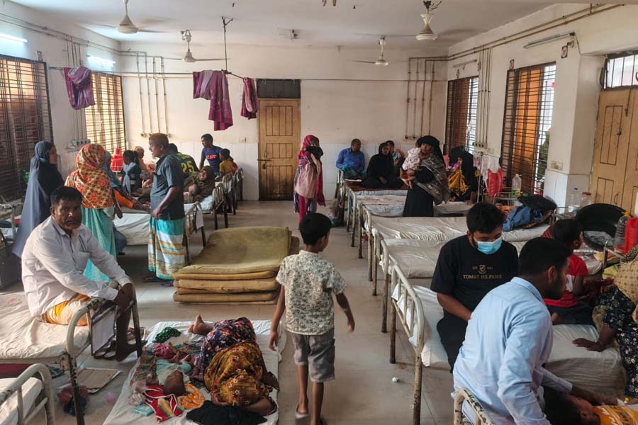 পঞ্চগড়ে ডায়রিয়ার প্রকোপ, শিশুদের মেঝেতে চিকিৎসা