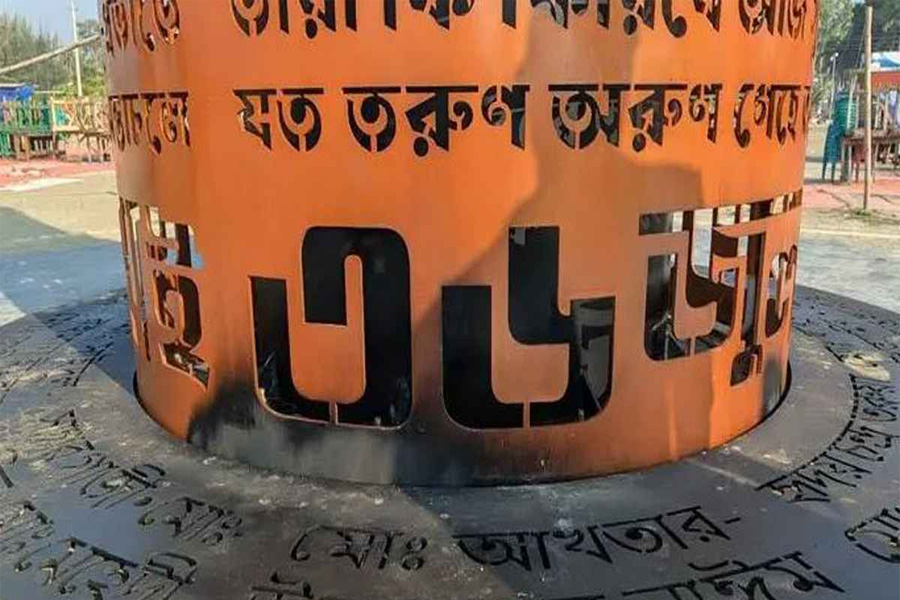 পটুয়াখালীর ঝাউতলায় নির্মিত জুলাই স্মৃতিস্তম্ভে অগ্নিসংযোগ