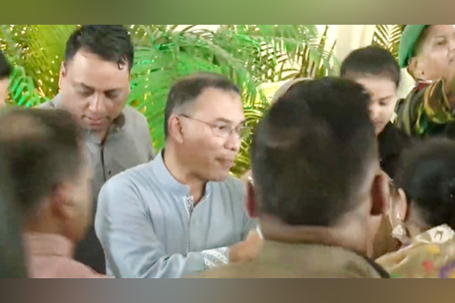 যমুনায় সর্বসাধারণের সঙ্গে ঈদ শুভেচ্ছা বিনিময় করছেন প্রধানমন্ত্রী