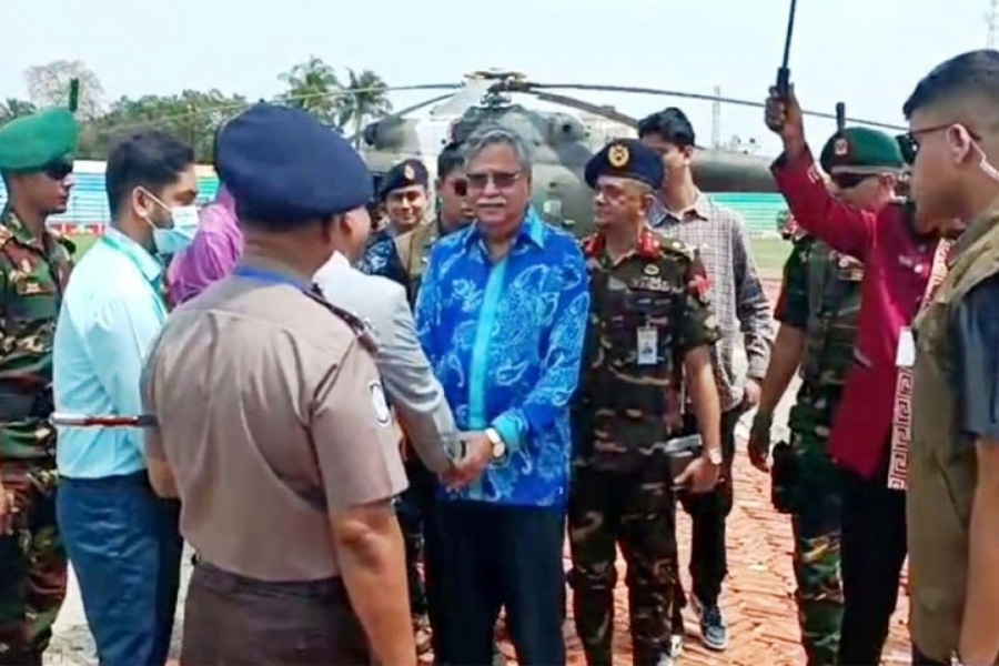 বাবা-মায়ের কবরের পাশে রাষ্ট্রপতি