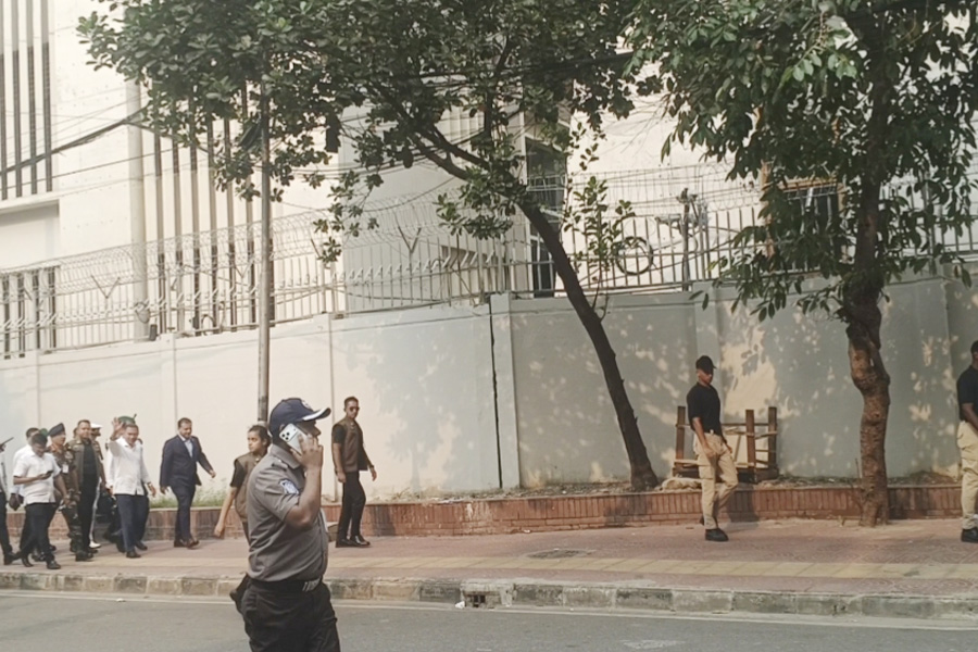 সচিবালয় থেকে হেঁটে ওসমানী স্মৃতি মিলনায়তনে গেলেন প্রধানমন্ত্রী