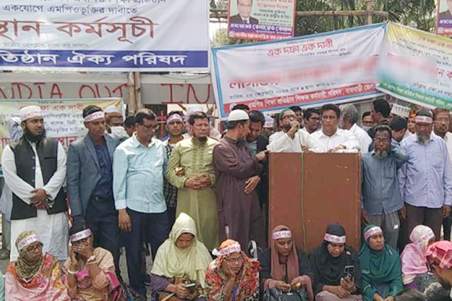 জাতীয় প্রেস ক্লাবের সামনে সমবেত হচ্ছেন শিক্ষকরা