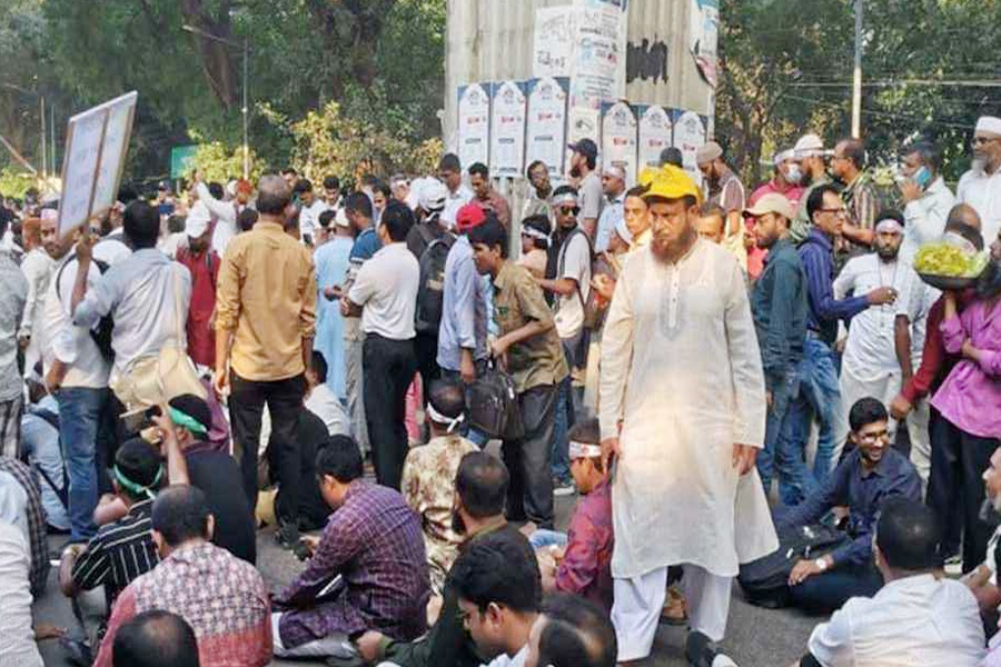 সারাদেশে প্রাথমিক শিক্ষকের অনির্দিষ্টকালের কর্মবিরতি চলছে