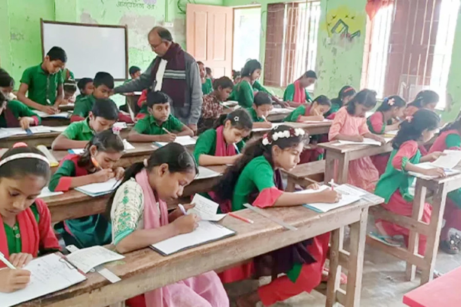 গণবদলি ও শোকজের মুখে পরীক্ষায় ফিরলেন প্রাথমিক শিক্ষকরা