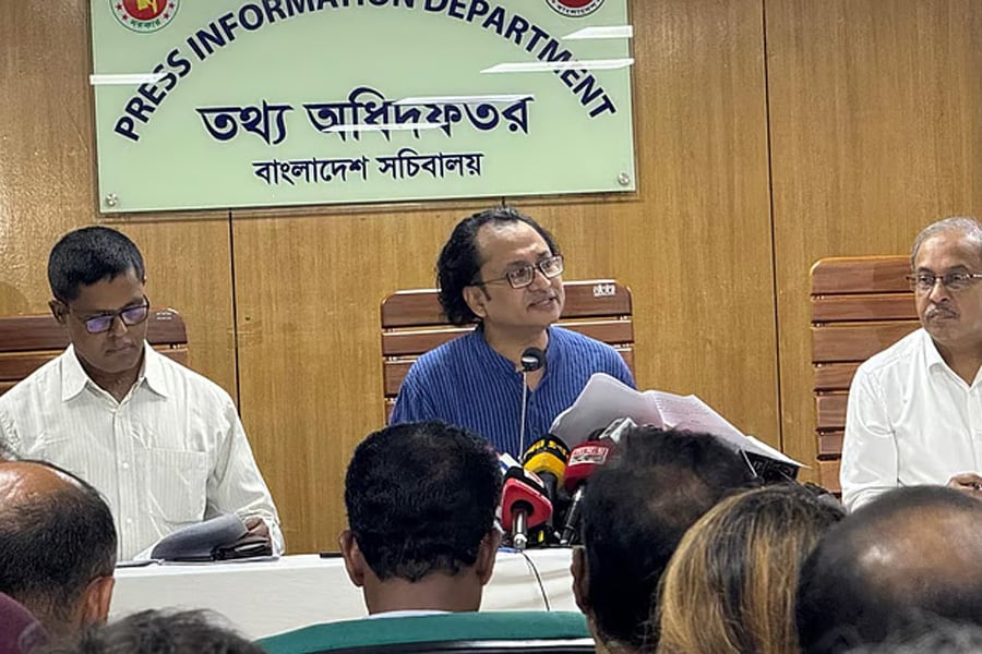 সচিবালয়ে নিয়মিত সংবাদ সম্মেলনে বক্তব্য দেন প্রধানমন্ত্রীর তথ্য ও সম্প্রচার উপদেষ্টা জাহেদ উর রহমান। ছবি: সংগৃহীত