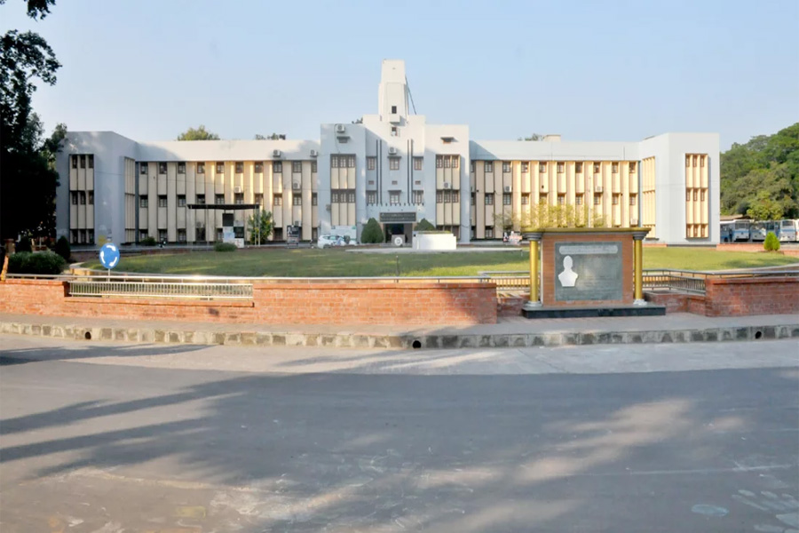 শিক্ষার্থীদের আন্দোলনের মুখে রাবি’র ৬ ডিনের পদত্যাগ