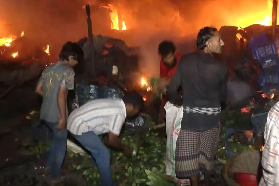 মধ্যরাতে রায়েরবাজার কৃষিমার্কেটে আগুন