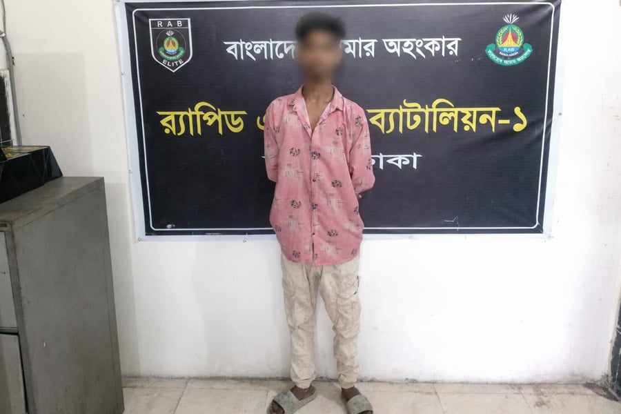 গুলশানে র্যাবের অভিযানে জব্দ করা বিদেশি মদ ও আটক পিকআপ। ছবি: সংগৃহীত