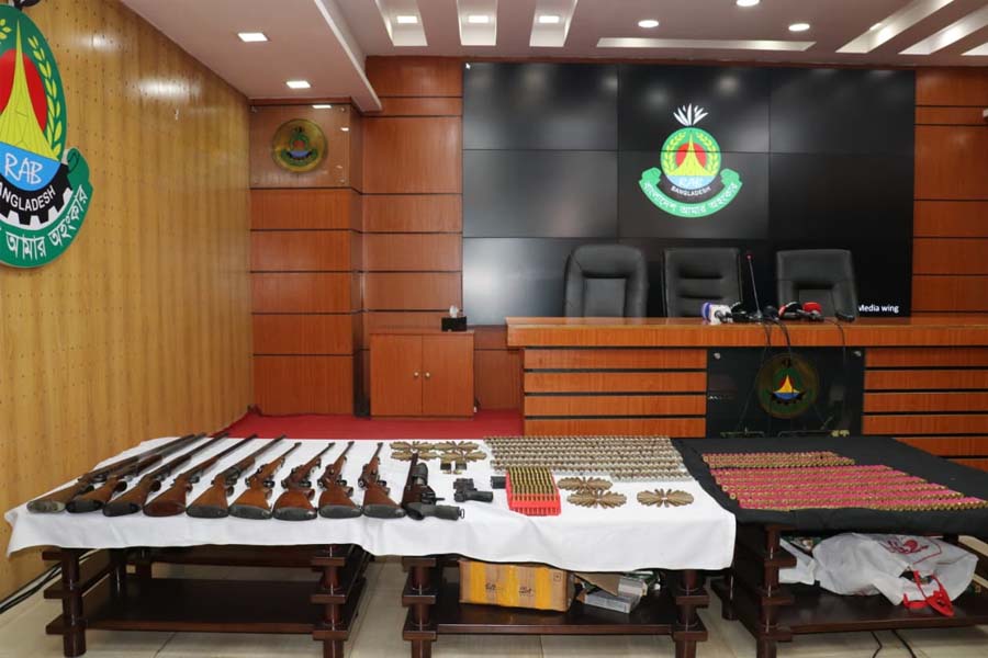 ‎বিপুল অস্ত্র ও গুলিসহ দুইজন গ্রেপ্তার