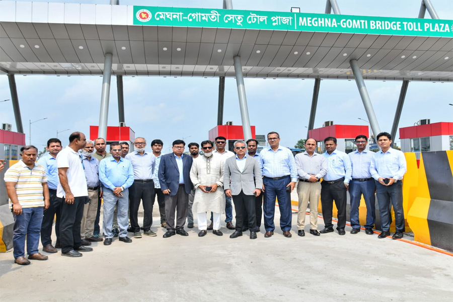 ঈদযাত্রা নির্বিঘ্ন করতে দাউদকান্দি টোল প্লাজা পরিদর্শনে সড়ক মন্ত্রী