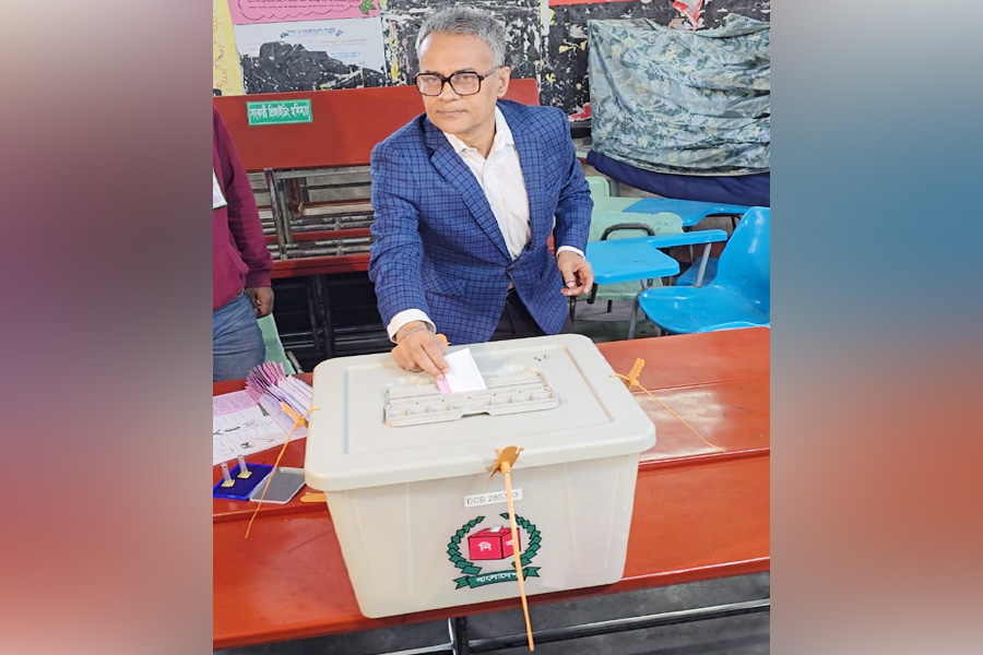 ছেলেকে সঙ্গে নিয়ে ভোট দিলেন রবিউল