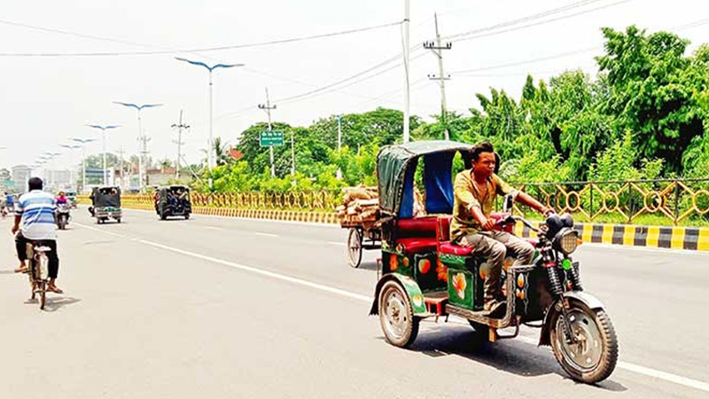 রাজশাহীতে ট্রাফিক আইন মানতে অনিহা