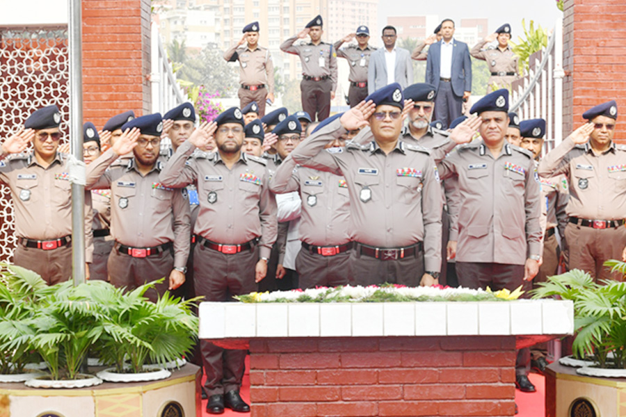 রাজারবাগ পুলিশ স্মৃতিসৌধে নবনিযুক্ত আইজিপির শ্রদ্ধা