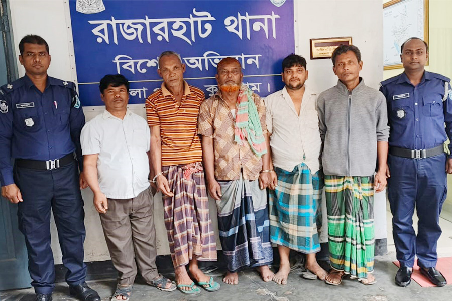 রাজারহাটে জুয়ার আসরে পুলিশী অভিযানে গ্রেপ্তার ৫