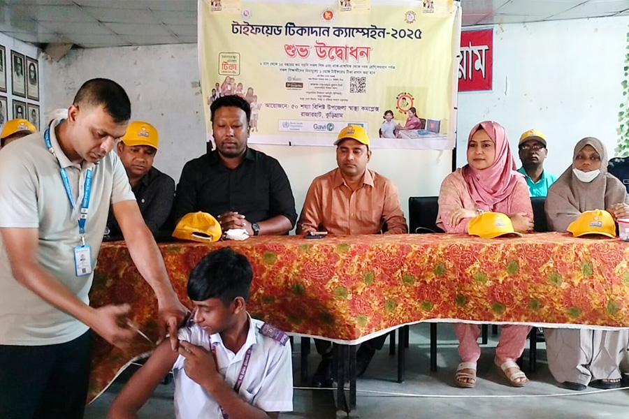 রাজারহাটে টাইফয়েড টিকাদান কর্মসূচি উদ্বোধন