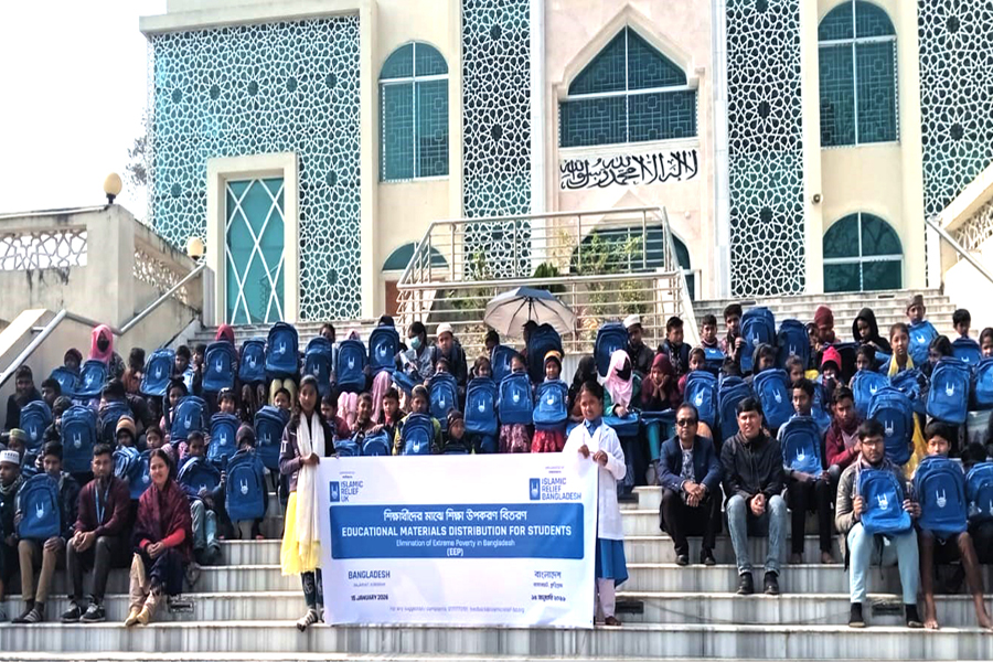 রাজারহাটে শিক্ষার্থীর মাঝে স্কুল ব্যাগ ও ছাতা বিতরণ